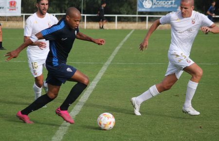 Biabiany, con el balón controlado ante Lolo González y Redru. 