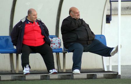 Victoriano y Paco Gil, presenciando un partido de la cantera azulina.