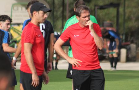 Héctor Berenguel, pensativo en el partido con la AD Ceuta en Rota. 