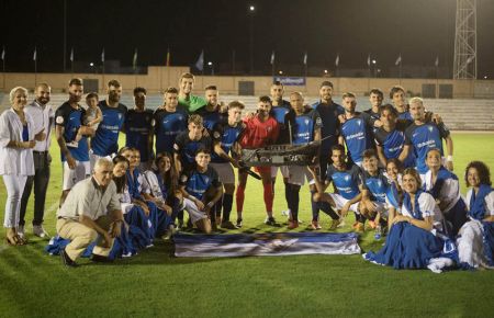 El San Fernando CD posó con el candray de campeón. 