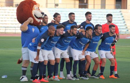 El once inicial ante el Sevilla Atlético. Arriba, junto a la mascota Lino, Víctor Ruiz, Manu Farrando, Gerard Oliva, José Carlos y Diego Fuoli. Agachados, Biabiany, Xavi Estacio, Nahuel, Fullana, Dani Aquino y David Ramos.