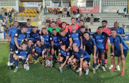 El San Fernando CD posó con el trofeo de campeón en Coria del Río. 