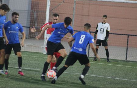 Pepe Sánchez, del San Fernando CD 'B', despeja un balón en presencia de sus compañeros Pablo Aldecoa, Óscar Baldomero y Kevin Lamela y de los jugadores del GE Bazán Roberto Viciana y el meta Dani García.