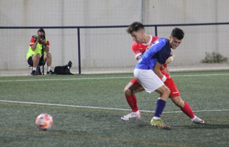 El extremo azulino Antonio Lacida pugna con el lateral Recio.