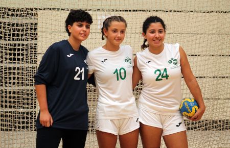 Paula Díaz, Marta Bouzo y Daniela Díaz, del Balonmano San Fernando, formaron parte de la selección gaditana infantil que quedó quinta en el Andaluz. 