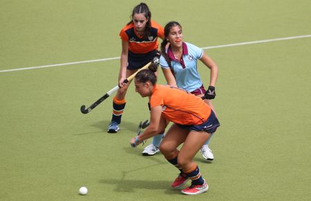 Helena González, que marcó el gol del empate, y Lucía Torrejón. 