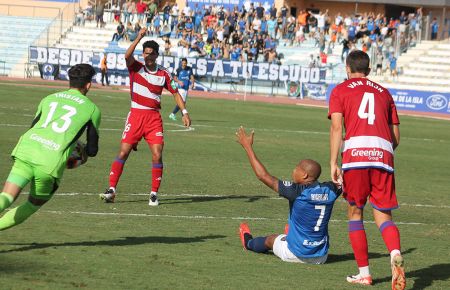 Biabiany reclama el primer penalti que le hicieron y el central Miki Bosch pide la amonestación para el francés. 