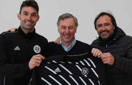 David Barral y Alfredo Santaelena, en la etapa de ambos en el Dux Internacional de Madrid, posan junto al presidente del club Stephen Newman. 