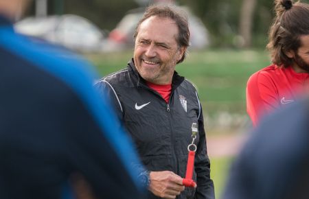 La alegría de Alfredo Santaelena en el entrenamiento del San Fernando CD de este lunes en la Junta de Deportes.