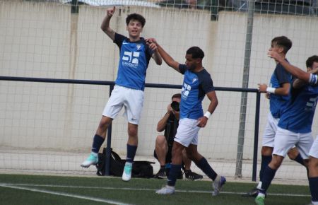 El juvenil Rubén Richarte celebra su gol al Montilla. 