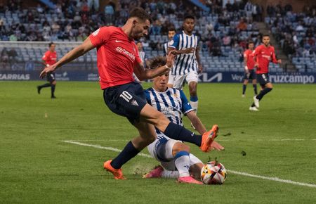 David Ramos, que ejerció de lateral derecho, intenta un centro ante la férrea oposición de un jugador del Recreativo. 