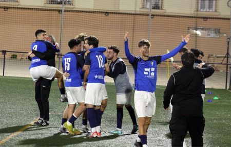 Yerai Dávila celebra su golazo con el delegado Eugenio. 