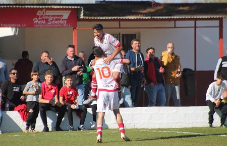 Alberto Chust, ex-jugador del GE Bazán la pasada temporada, aupa a Sergio Alba tras asistirle en el 3-0 del Chiclana CF. 