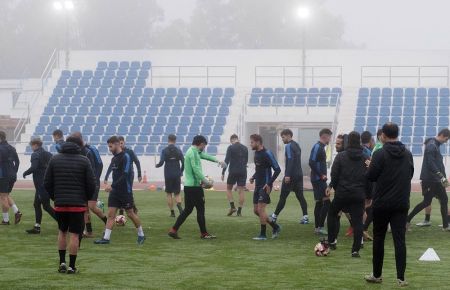 El San Fernando CD entrenó este jueves bajo una espesa niebla en el campo de la Junta de Deportes.