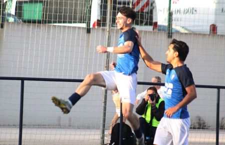 Marcos Herrera celebra su gol, que adelantó al filial en el 79. 