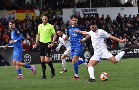 El lateral de la AD Ceuta, Redru dispara a portería ante la mirada de Unai Naveira, Yerai Dávila, su compañero Ñito González y el colegiado.