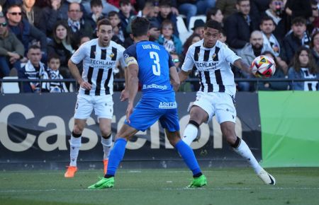 Daijiro Chirino centra ante el capitán del SFCD Luis Ruiz. 