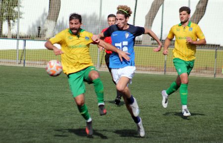 Matheo Sánchez, en la imagen en el partido de la primera vuelta ante el Montilla, se retiró lesionado antes del descanso.