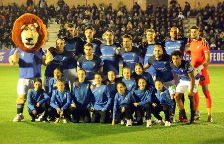 El San Fernando CD posó con féminas de la cantera. 