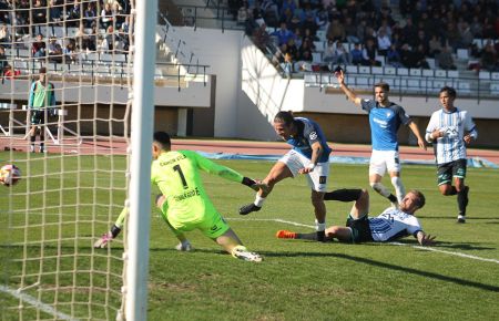 Dani Aquino, ante el Atlético Baleares en la primera vuelta. 