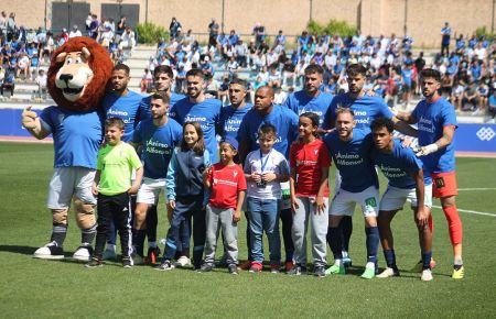Los jugadores del San Fernando CD lució el domingo camisetas en apoyo a su compañero Alfonso, que pasó por el quirófano.