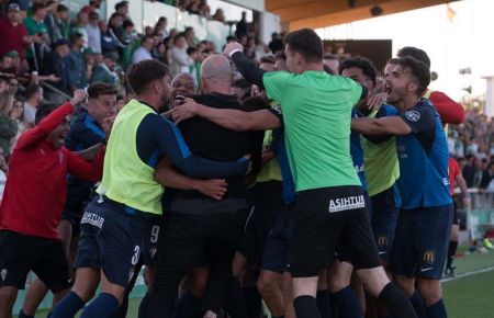 Los jugadores del San Fernando CD y el técnico Nano Rivas celebran el gol salvador de Marcelo en Sanlúcar.