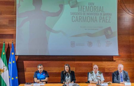 El presidente del club Carmona Páez Alfonso de la Hoz, la alcaldesa Patricia Cavada, el coronel Francisco Lorenzo y el concejal de Deportes Antonio Rojas, durante la presentación del Memorial en el Ayuntamiento.