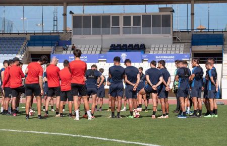 Nano Rivas instruye a sus jugadores en el mismo escenario donde este sábado se jugará la permanencia frente al Linares. 