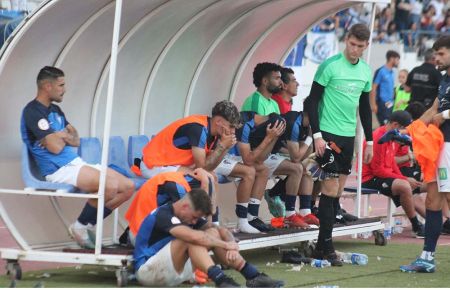 Dani Aquino, Víctor Ruiz y los canteranos Rubén Richarte y Yerai Dávila, hundidos momentos antes de acabar el partido. 