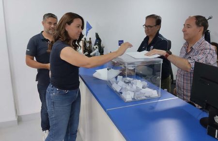 Los propietarios de Cristalvent, sponsor del San Fernando CD, votando esta tarde ante Paco Rivero y Antonio Marín, supervisor. 