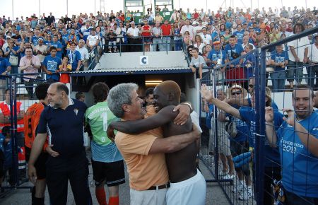 Antonio Iriondo se abraza a Moke tras el ascenso en 2008. 