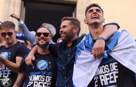 El meta argentino Matías Ramos Mingo, junto al entrenador del Xerez DFC David Sánchez, en la celebración del ascenso. 