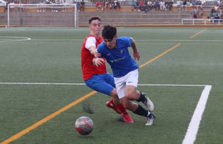 Rubén Richarte se escapa de un contrario en un partido con el San Fernando CD juvenil en Algeciras. 