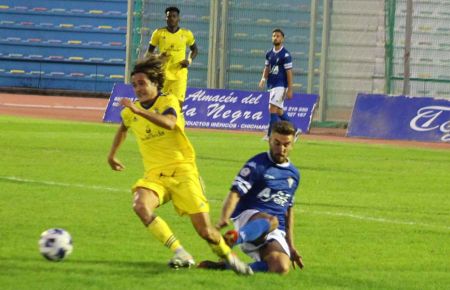 Kike Carrasco se escapa de Francis Ferrón en el San Fernando CD-Cádiz B de la temporada 20-21 en Bahía Sur. 