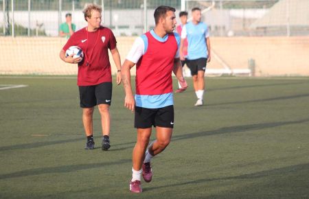 Jaime Bugatto y Guille Oliva, uno de los refuerzos, durante el primer entrenamiento del filial en el campo sintético de Bahía Sur. 