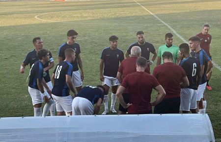 Antonio Iriondo da instrucciones a los jugadores del once inicial que puso en liza en Cartaya. 