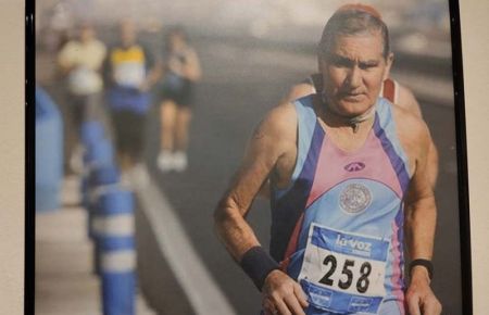 Antonio Espiau, por la autovía en la Media Maratón 'Bahía de Cádiz' de 2009. 