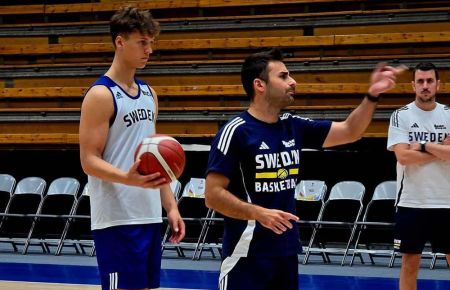 Gabo Loaiza, en un entrenamiento con Suecia U18 durante el Europeo. 