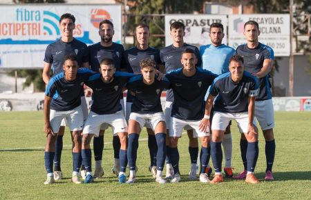 El once del SFCD en Chiclana. Arriba están David Guerrero, Álex Cortijo, Rubén Enri, Yerai Dávila, Christian López y Kike Ríos. Agachados: Manny, Julio Iglesias, Kike Carrasco, Omar Santana y Airam Cabrera. 