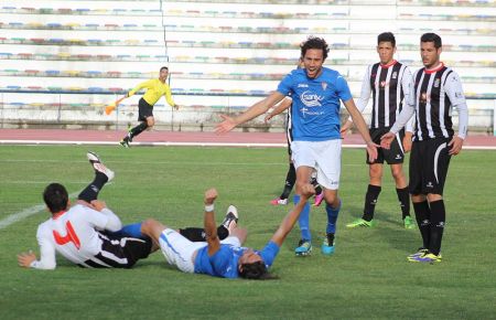 Germán celebra un gol de Sambruno al Cartagena en la temporada 13-14 en Segunda B, la de su marcha del San Fernando CD tras bajar a Tercera. 