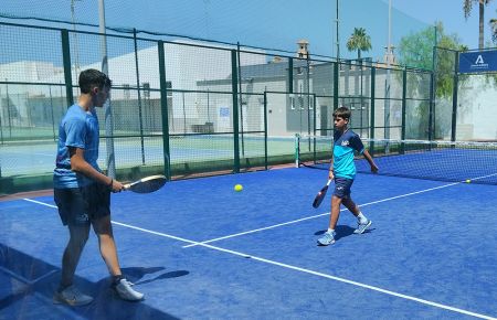 Rafa Caro Bataller y Gonzalo López Muñoz, en la foto en el partido de cuartos jugado al mediodía, cayeron en las semifinales infantiles. 