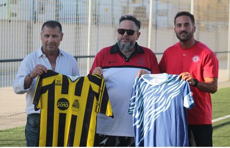 Julio Cordero junto a los entrenadores Manolo Colón y Jesús Legupín, que muestran las camisetas de los dos equipos del GE Bazán para el partido.