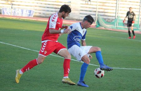 Manel Martínez, con el Real Murcia ante el San Fernando CD en la Liga 18-19 en Bahía Sur. 