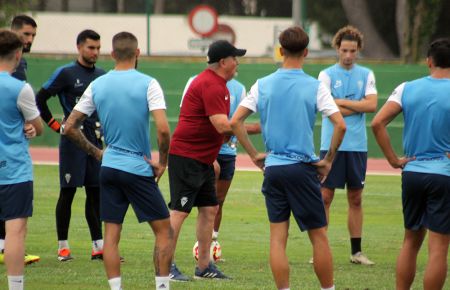 Antonio Iriondo habla con sus jugadores durante el entrenamiento del pasado miércoles en la Junta de Deportes.