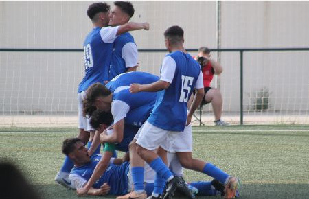 Los jugadores del San Fernando CD juvenil celebran el golazo de Samuel Noé Mena, tumbado a la izquierda en el césped. 