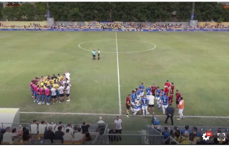 Los dos entrenadores instruyen a sus jugadores en el parón técnico de la primera parte. 