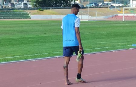 Manny Rodríguez se retiró, del entrenamiento de este miércoles en la Junta de Deportes, dolorido en su tobillo izquierdo. 