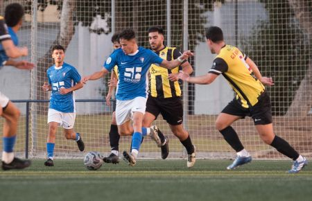 El brasileño Dennys Silva, autor del único gol del amistoso, es vigilado por Álex Guerrero, Tito Sandubete y Diego López (tapado).