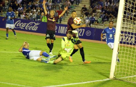 Rubén Enri no acertó a marcar en esta ocasión clarísima. 