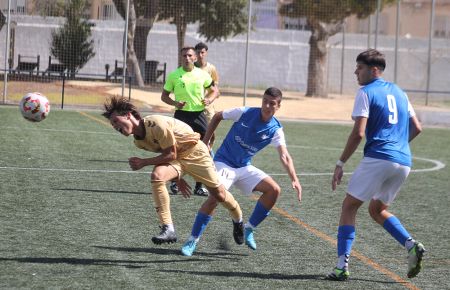 Un jugador del Málaga se duele ante Álvaro Sánchez y José Pedraza, del San Fernando CD, y bajo la atenta mirada del colegiado.